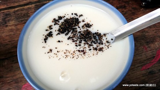 用眼鏡伯杏仁粉沖泡的杏仁茶