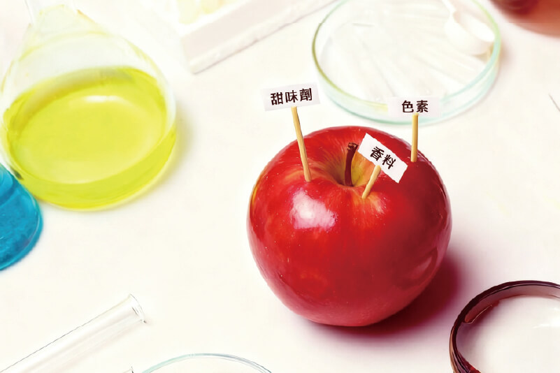 進口果乾與眼鏡伯果乾比較,前者常含防腐劑與甜味劑,後者採無添加製法保留原味與營養。